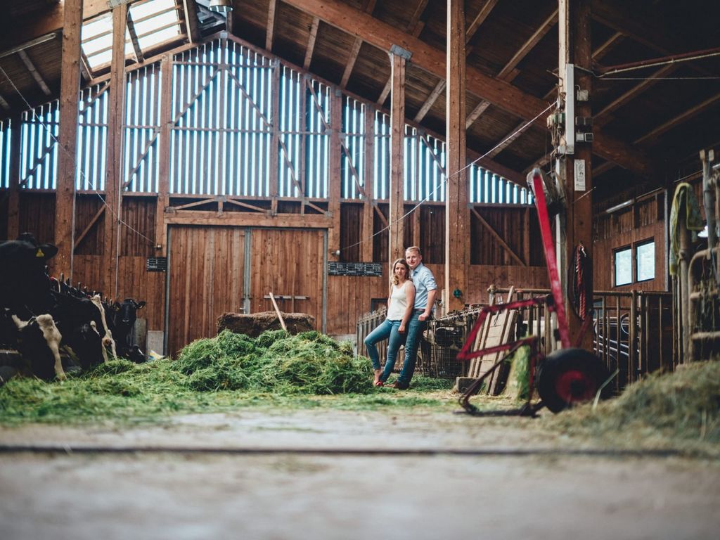 Kathi und Max im Kuhstall