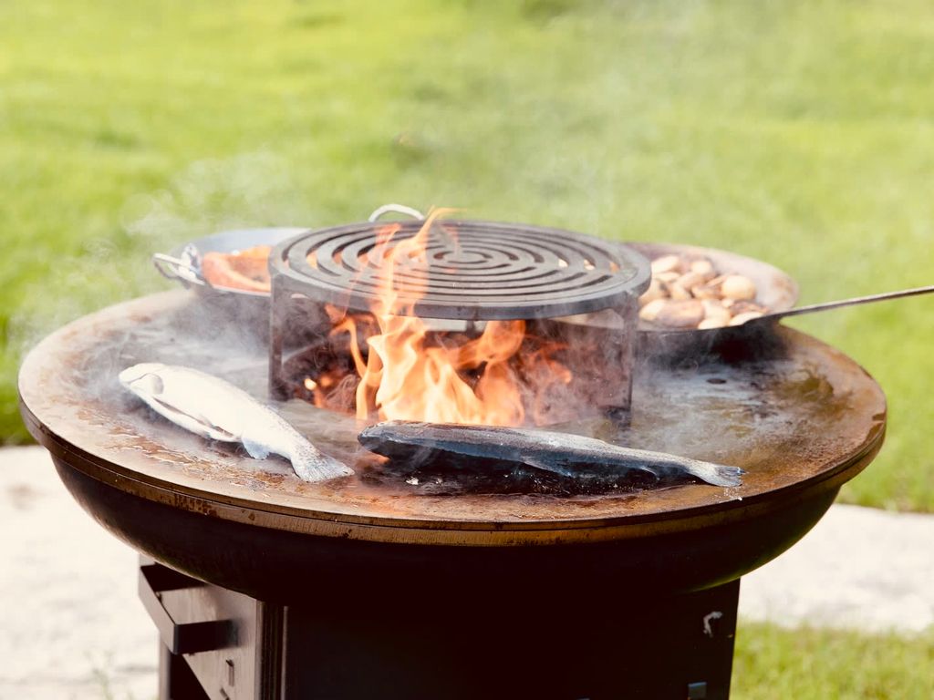 Holzgrill im Garten