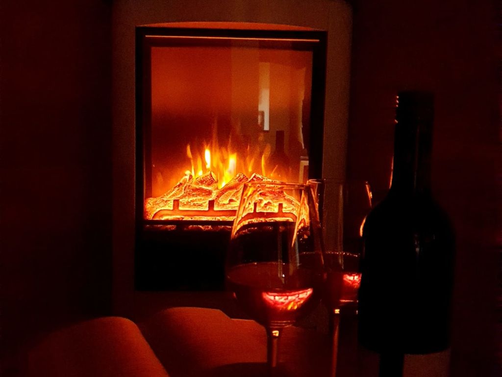 romantische Momente beim Elektrokamin im Wohnbereich der Almhütte