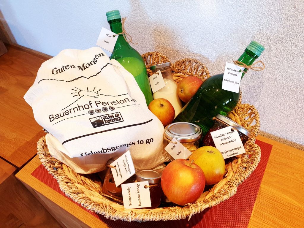 Frühstückskorb mit leckeren hofeigenen und regionalen Produkten für einen köstlichen Tagesbeginn im Ferienhaus