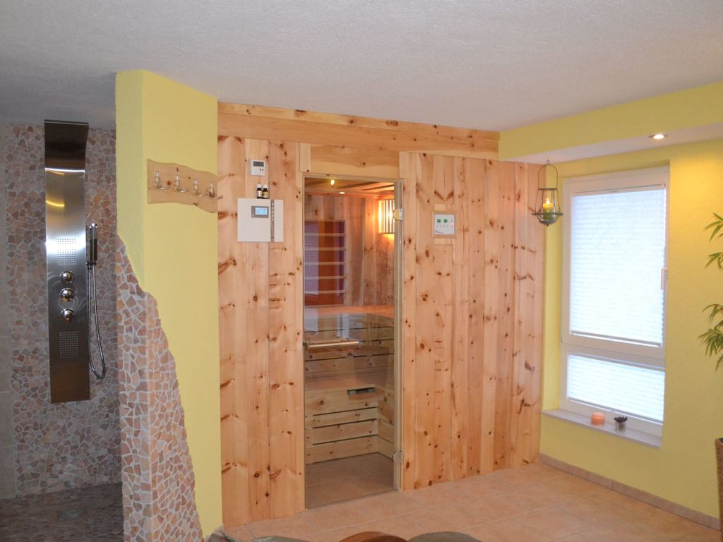 Zirbenholzsauna und Wellnessdusche