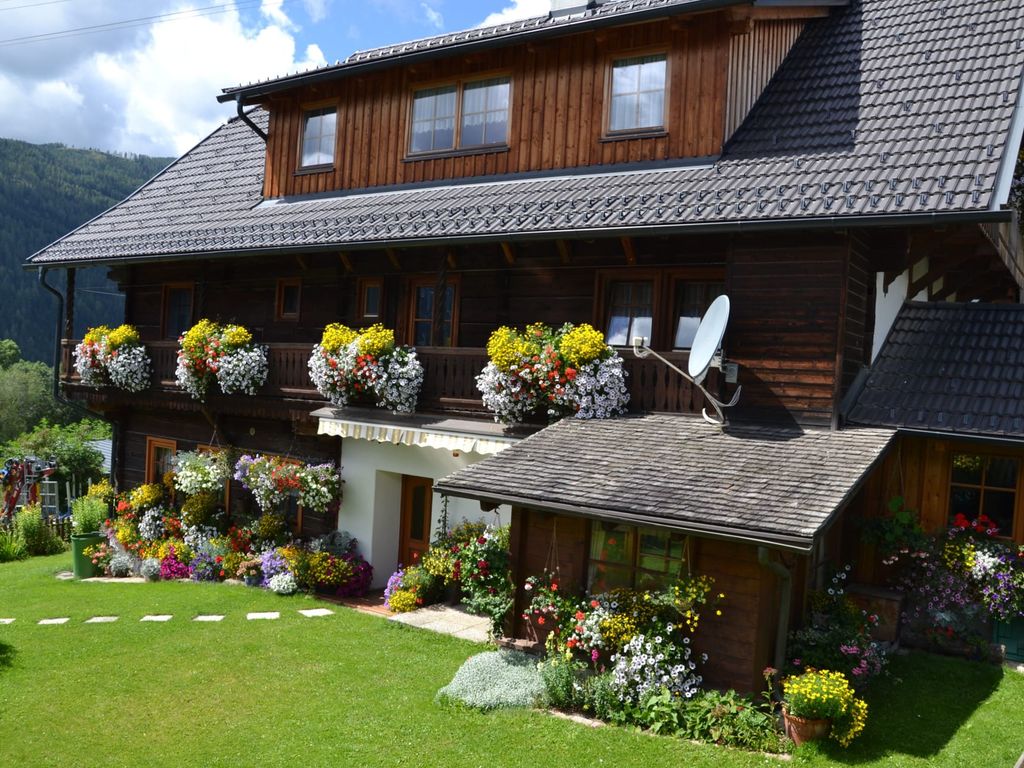 Hausansicht mit Garten