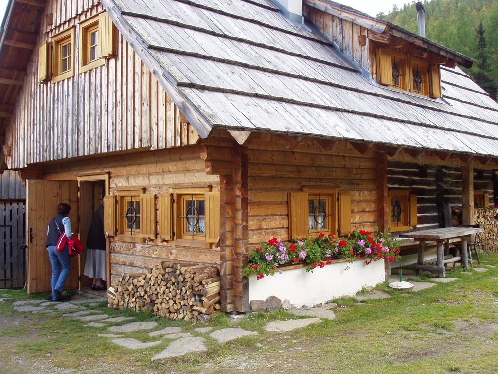 kumts lei eina
