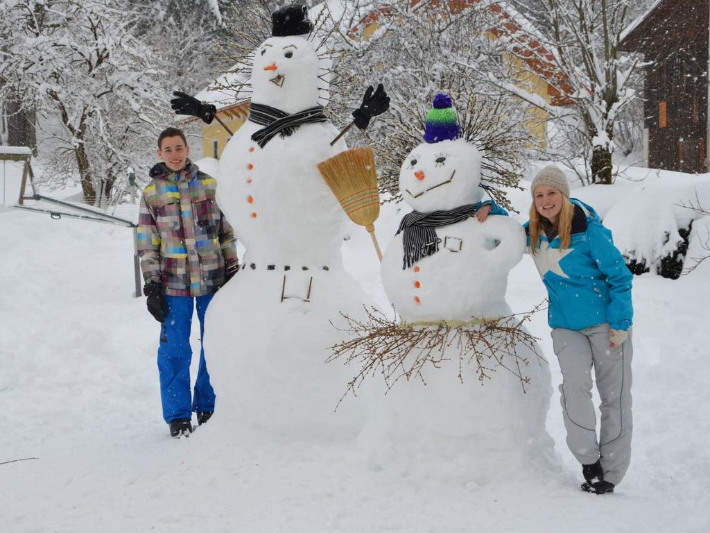 Schneefamilie am Talhof; https://www.talhof.net