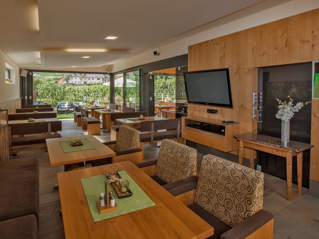 Lounge mit Blick in den Garten