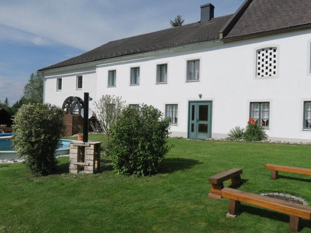 Der Bauernhof verfügt über einen Garten mit Swimmingpool, Wasserrad und einer Rasenfläche mit Feuerstelle und Holzbänken.