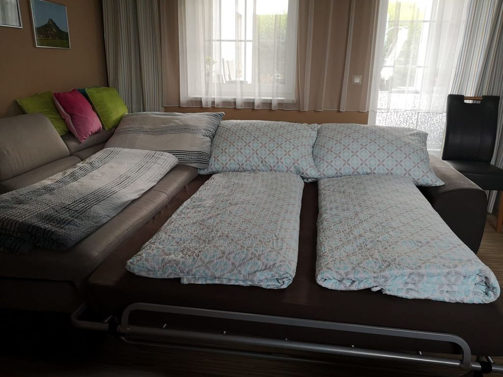 Wohnzimmer Bank mit integrierter Matratze