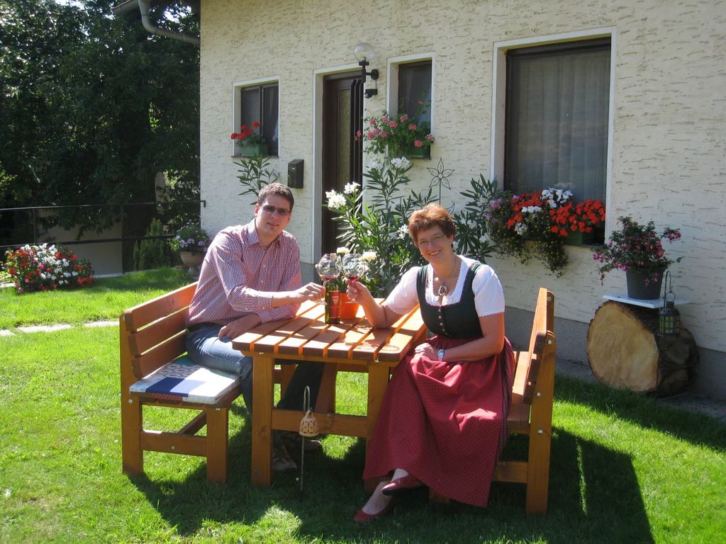 Bäuerin mit Sohn vor den Ferienwohnungen