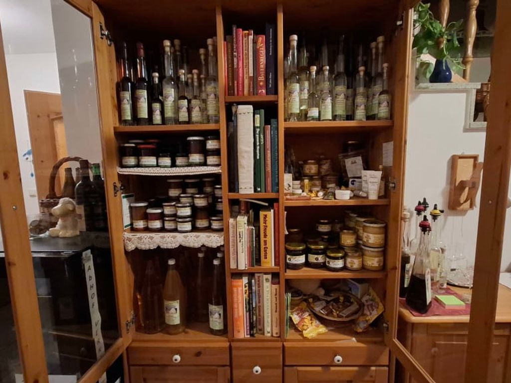 Kleiner Einblick in ein großes Sortiment an Hofprodukten für die Gäste.