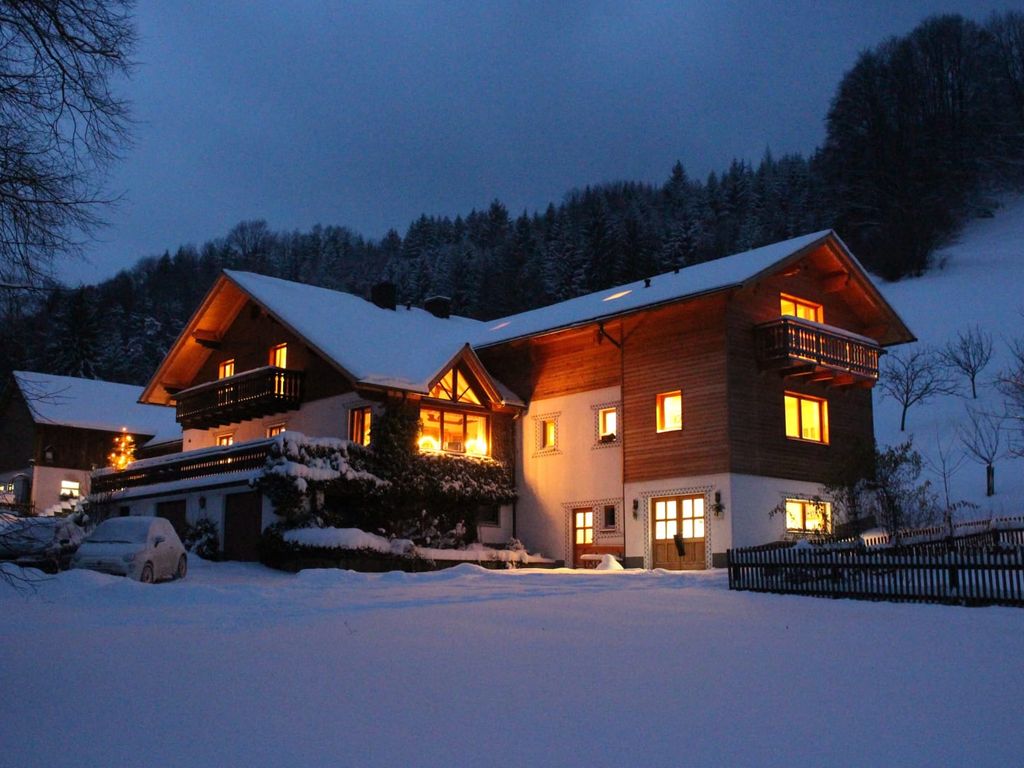 Biohof Lueg bei Nacht