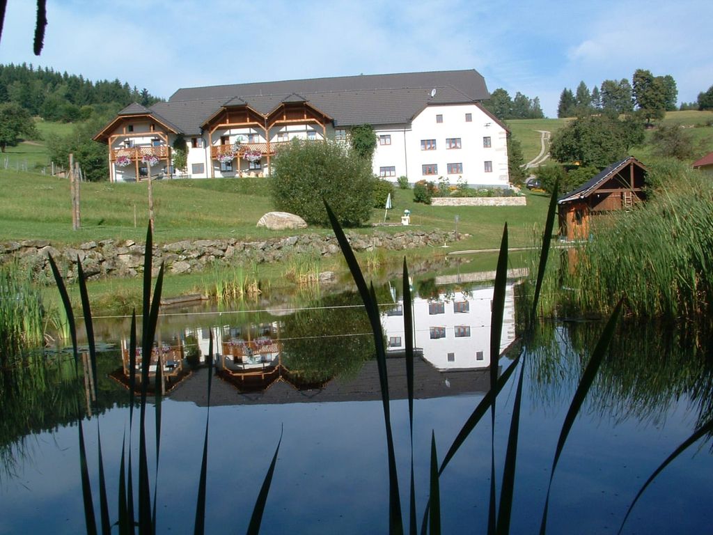 Badeteich mit Haus