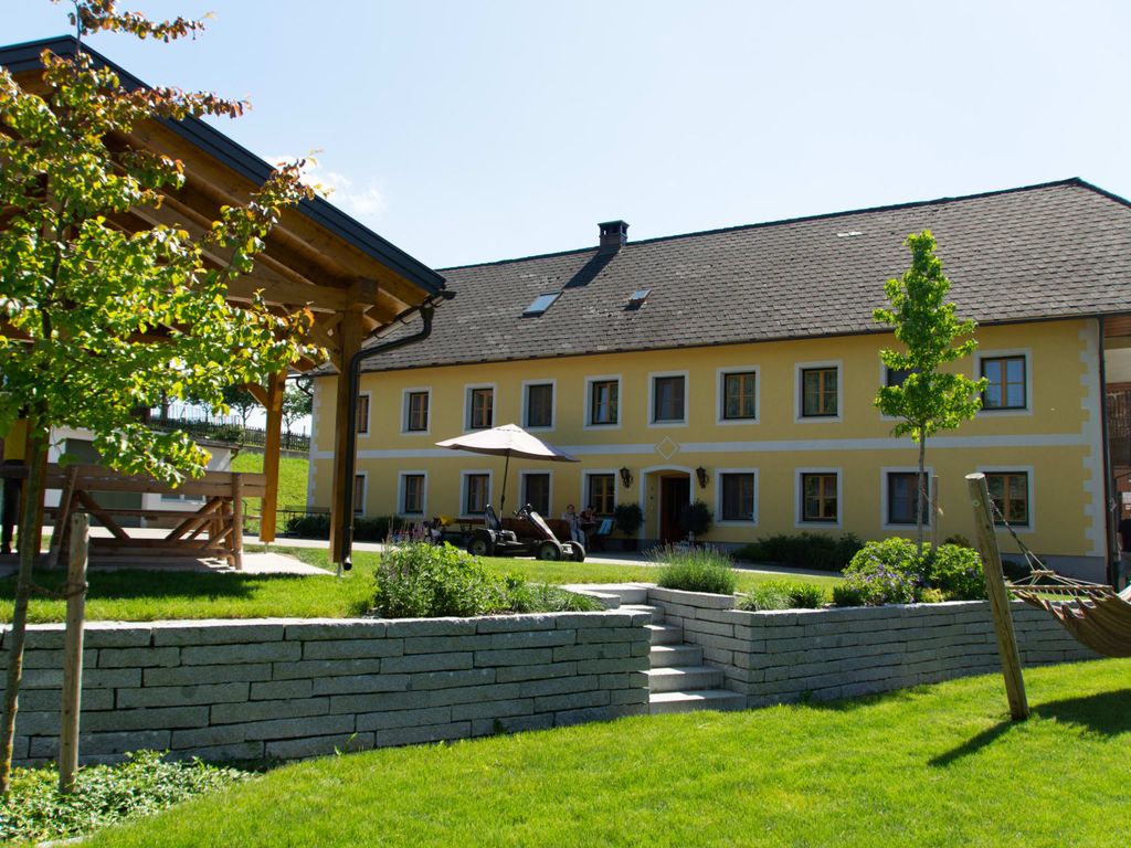 Der Bauernhof verfügt über einen Garten mit Liegewiese, Hängematte, überdachtem Sitzplatz und einem Außenbereich mit Sonnenschirm.