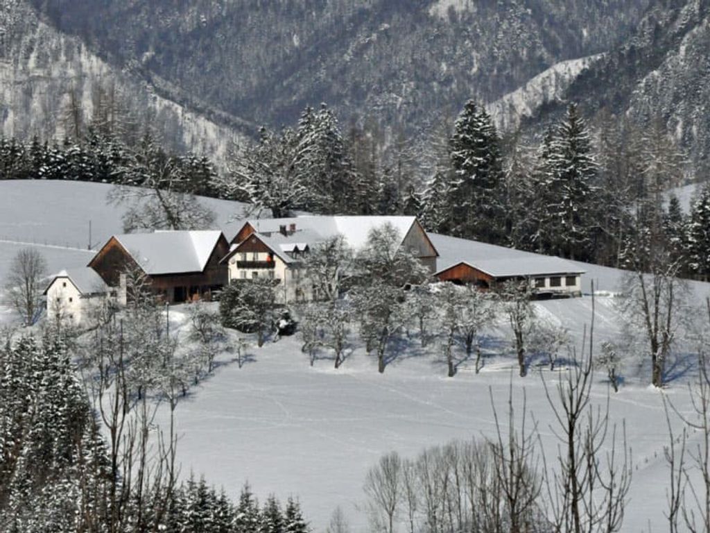 Der Bauernhof in einer schneebedeckten Berglandschaft.