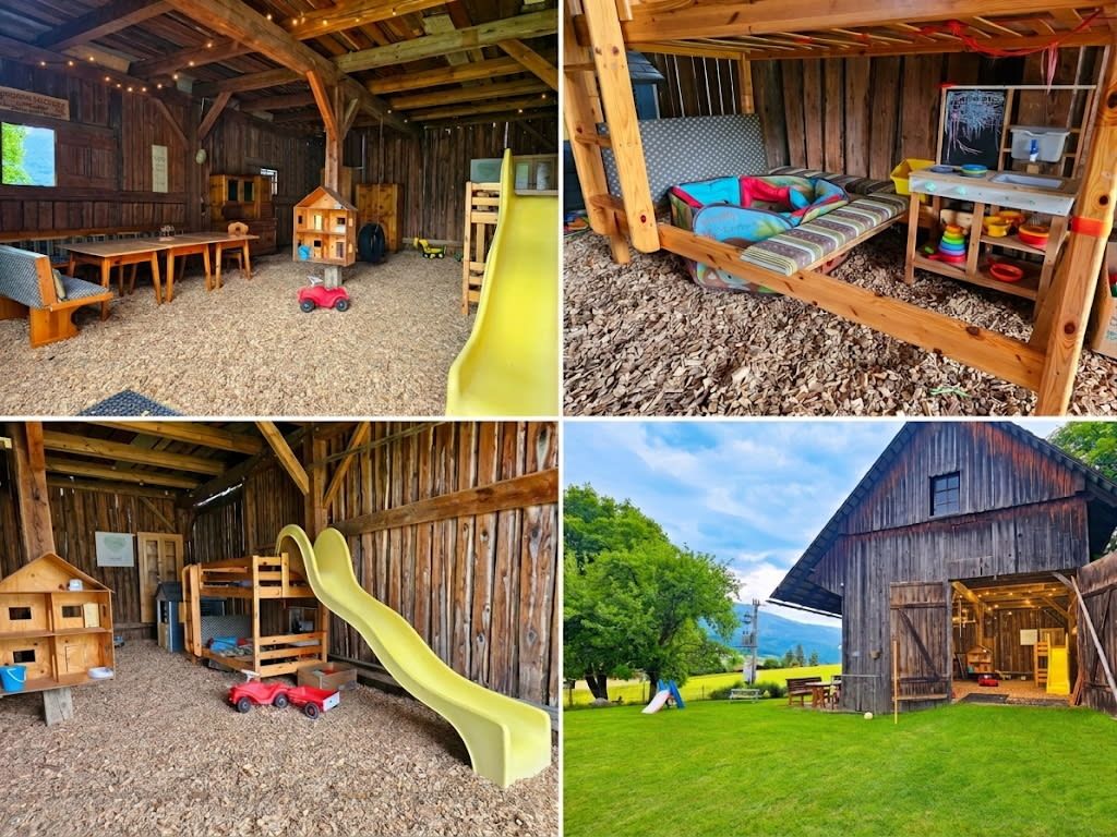 Der Spielstadl am Hof mit Rutsche, Spielküche, Puppenhaus und Sitzgelegenheiten auf Holzhackschnitzelboden.