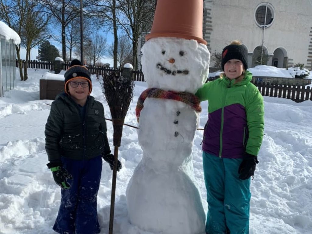 Die Kinder bauen einen Schneemann!