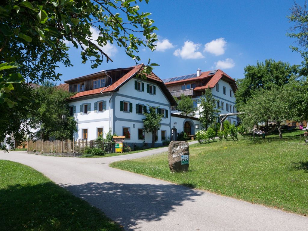 Hofansicht mit Landschaft Biohof Stadler