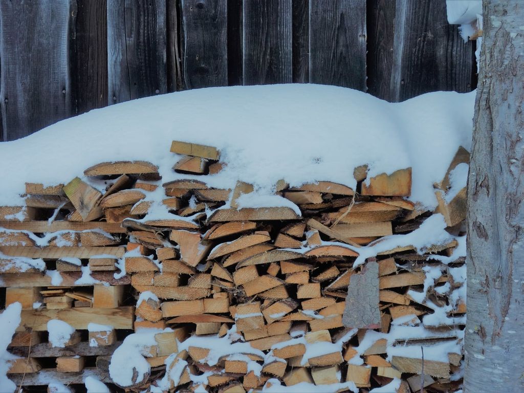 Holzstoß vor dem Haus Biohof Stadler
