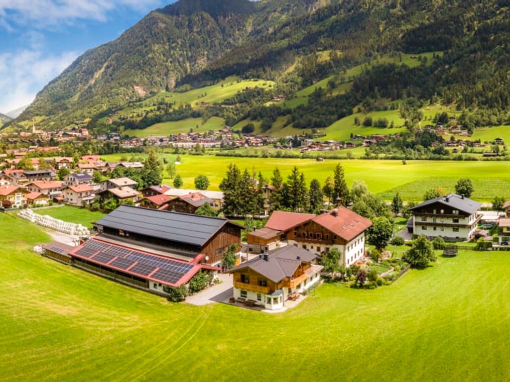 Der idyllische Bauernhof eingebettet in saftig grüne Wiesen mit einem herrlichen Blick auf die umliegenden Alpen.