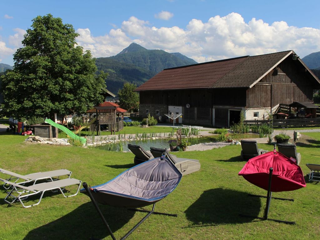 Schwimmbiotop mit Liegewiese
