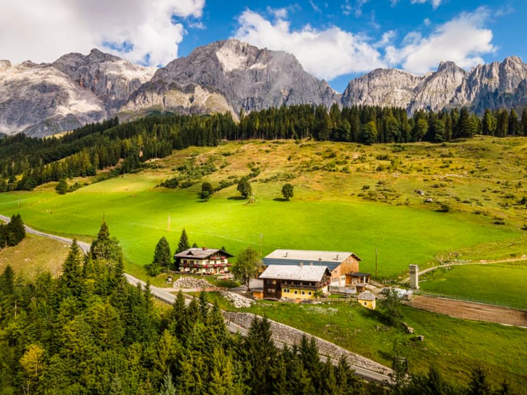 Der idyllisch gelegene Bauernhof inmitten saftig grüner Wiesen vor der beeindruckenden Kulisse des Hochkönigs.