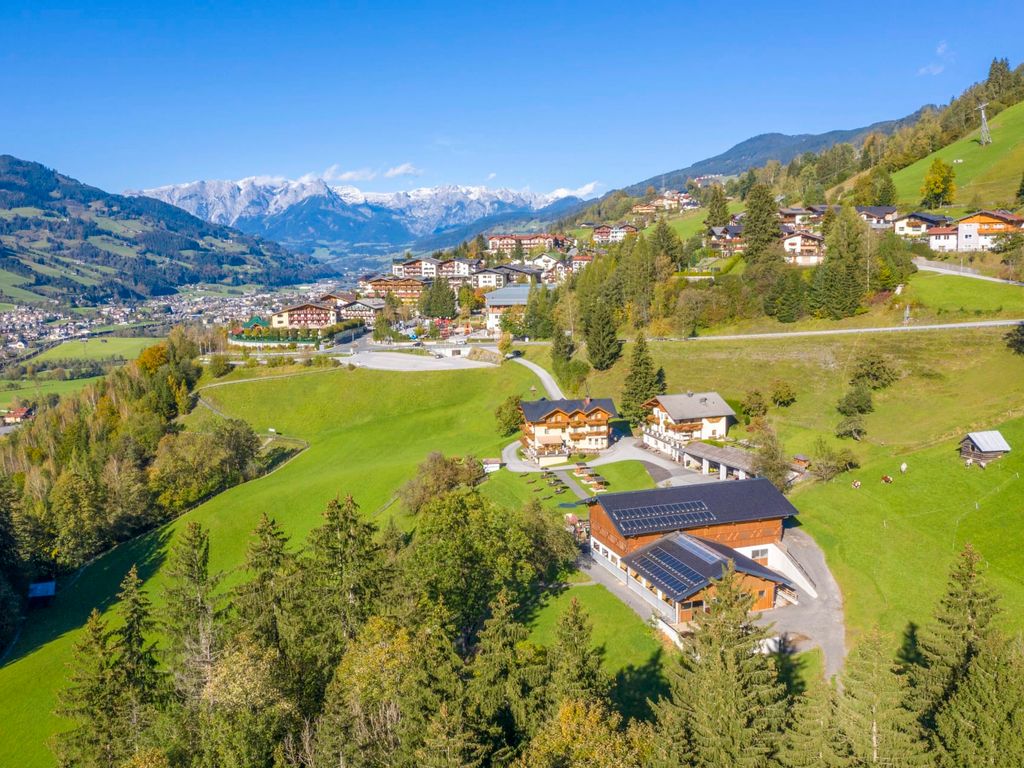 Hofbild mit Bergpanorama