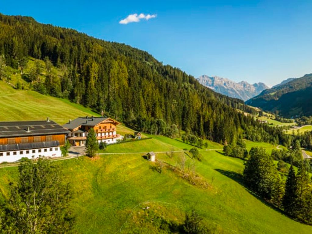 Der einladende Bauernhof liegt inmitten saftig grüner Wiesen und Wälder mit einem wunderschönen Blick auf die umliegenden Berge.