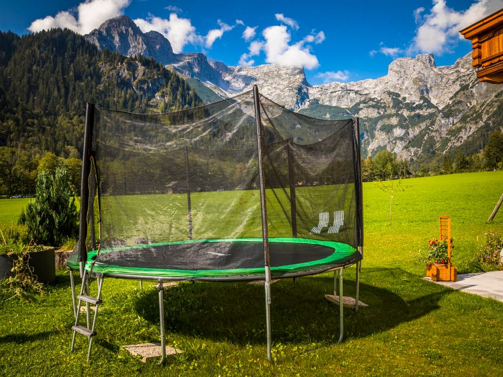 Kinderspielplatz mit Trampolin im Grünen