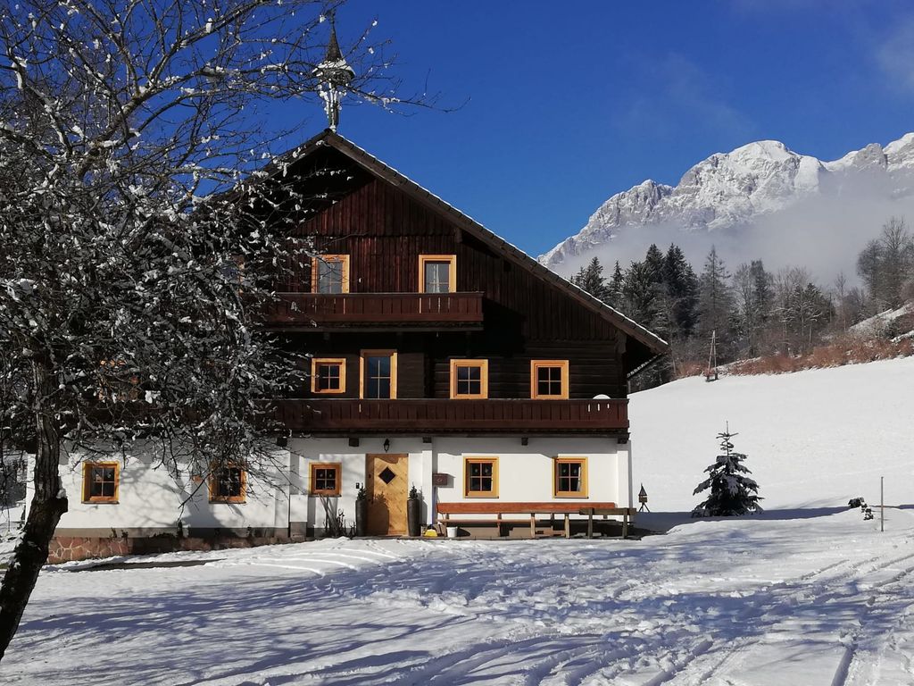 Der Bio-Bauernhof Steinerhof in der Winterlandschaft mit schneebedeckten Bergen.