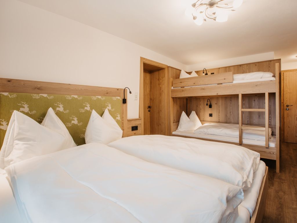 Doppelbett und Etagenbett im Schlafzimmer des Bio-Bauernhofs.