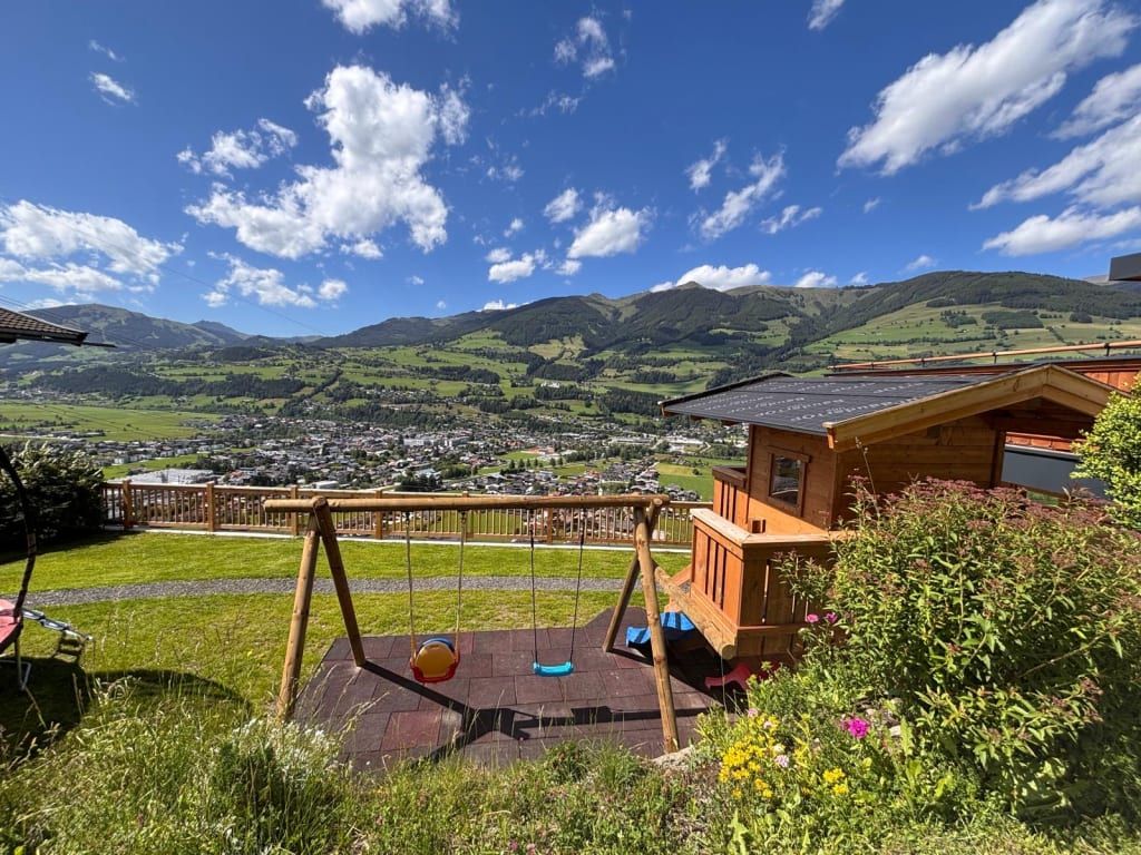 Der Spielplatz des Bauernhofs mit traumhaftem Blick auf die Stadt Mittersill und die Hohen Tauern.