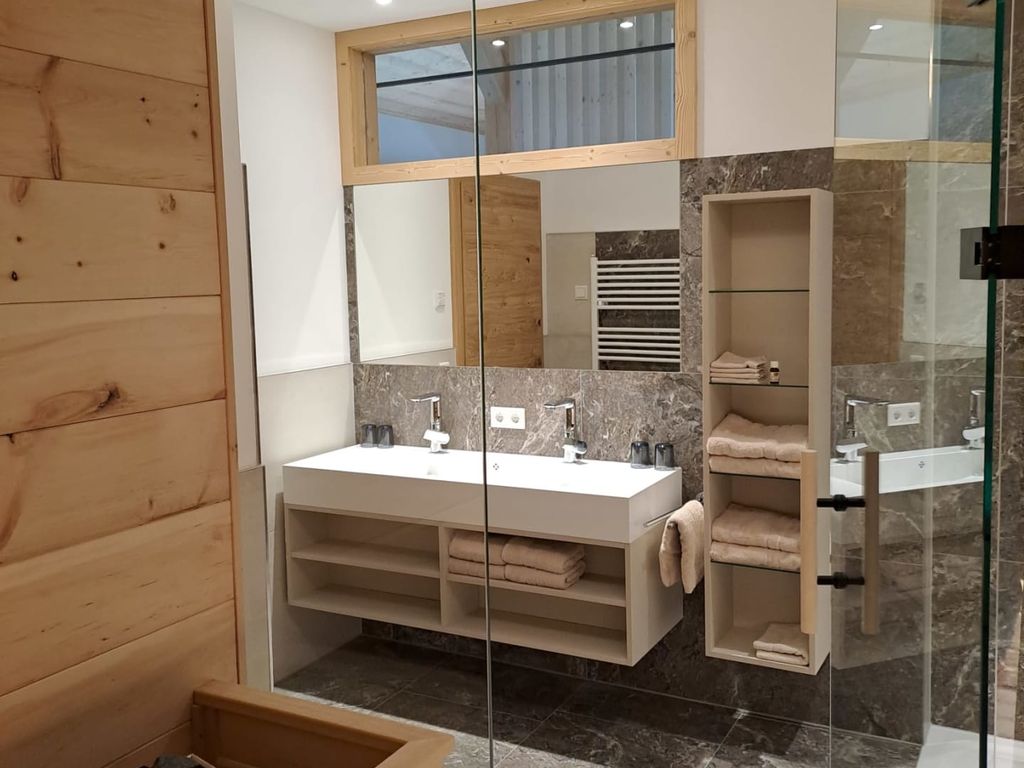 Bad mit Doppelwaschtisch,großer Dusche und Zirbensauna mit Infrarot