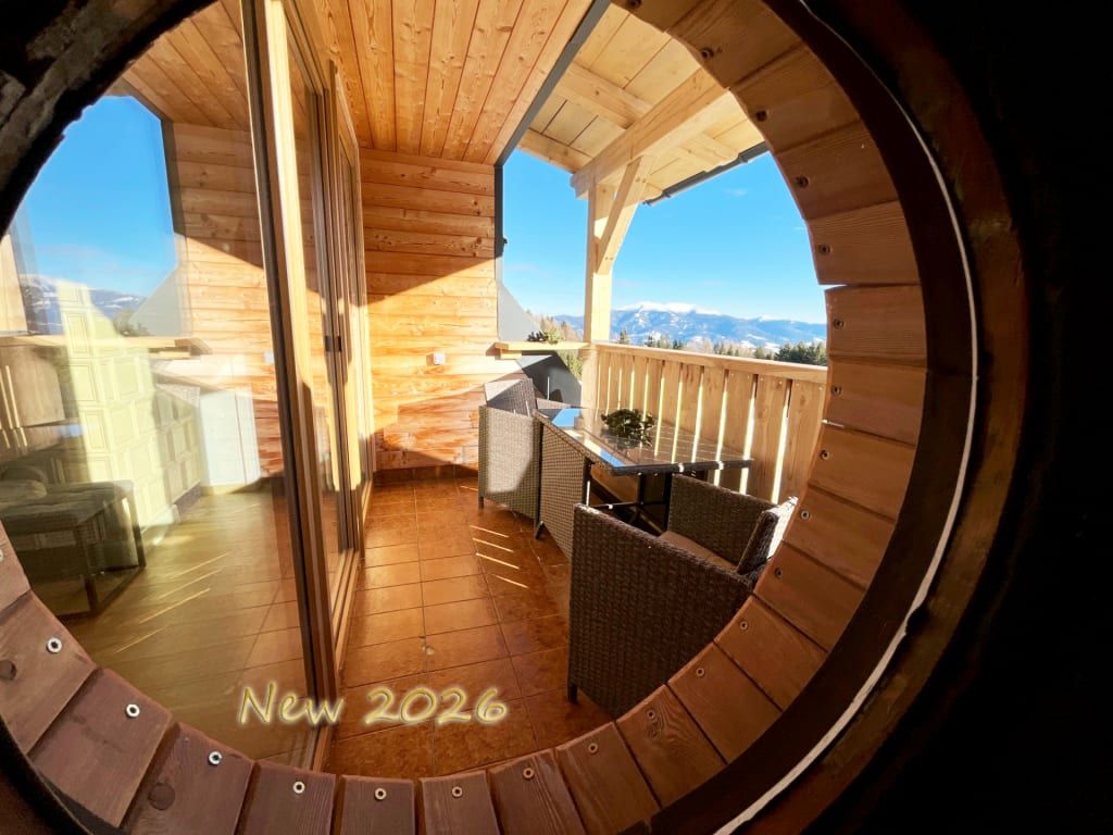 Balkon mit Sitzgelegenheiten und Bergblick.