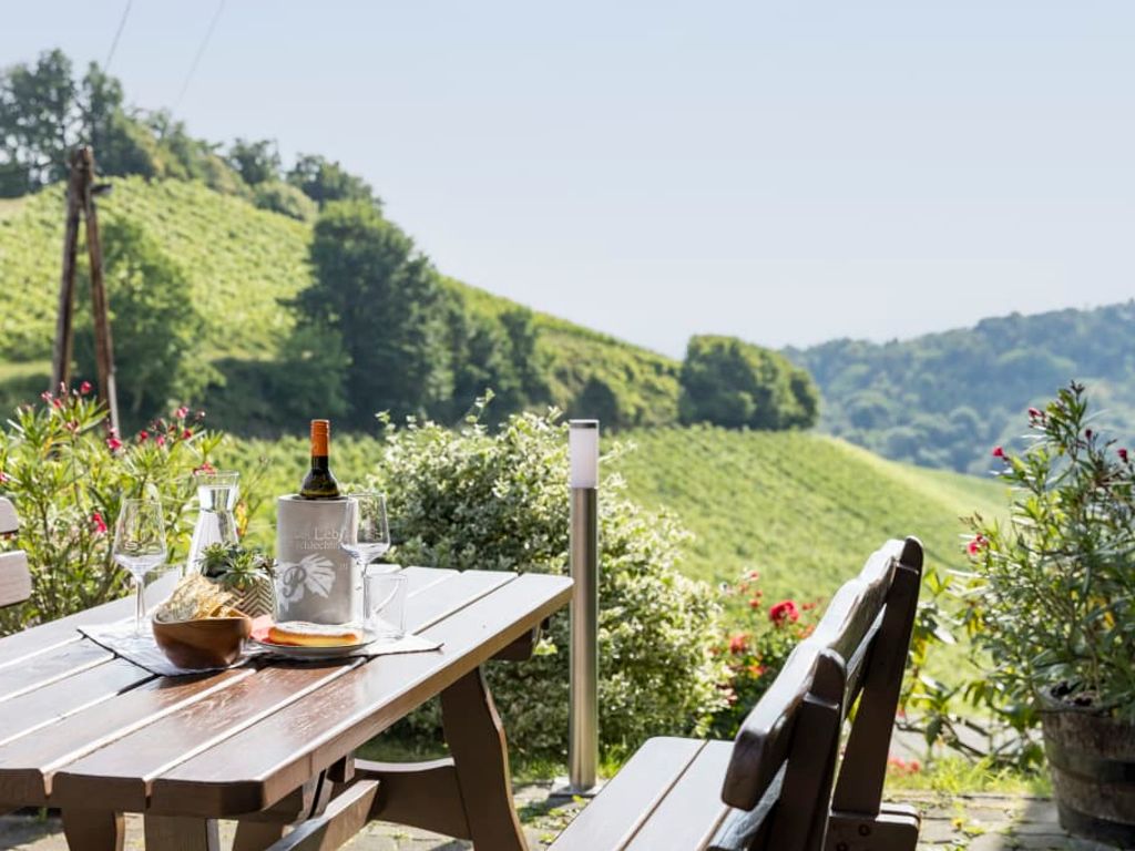 Weingut & Buschenschank Pölzl, Südsteiermark, Terrasse mit Ausblick auf die Weinberge beim Weingut & Buschenschank Pölzl