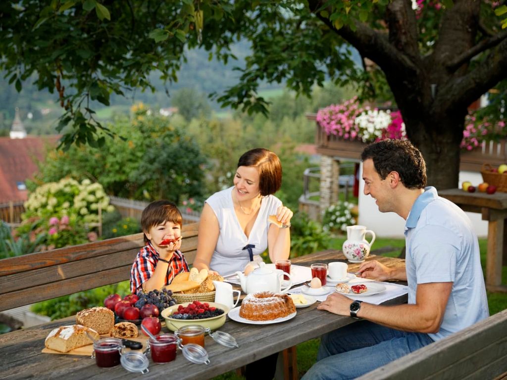 Frühstück unterm` Kirschbaum