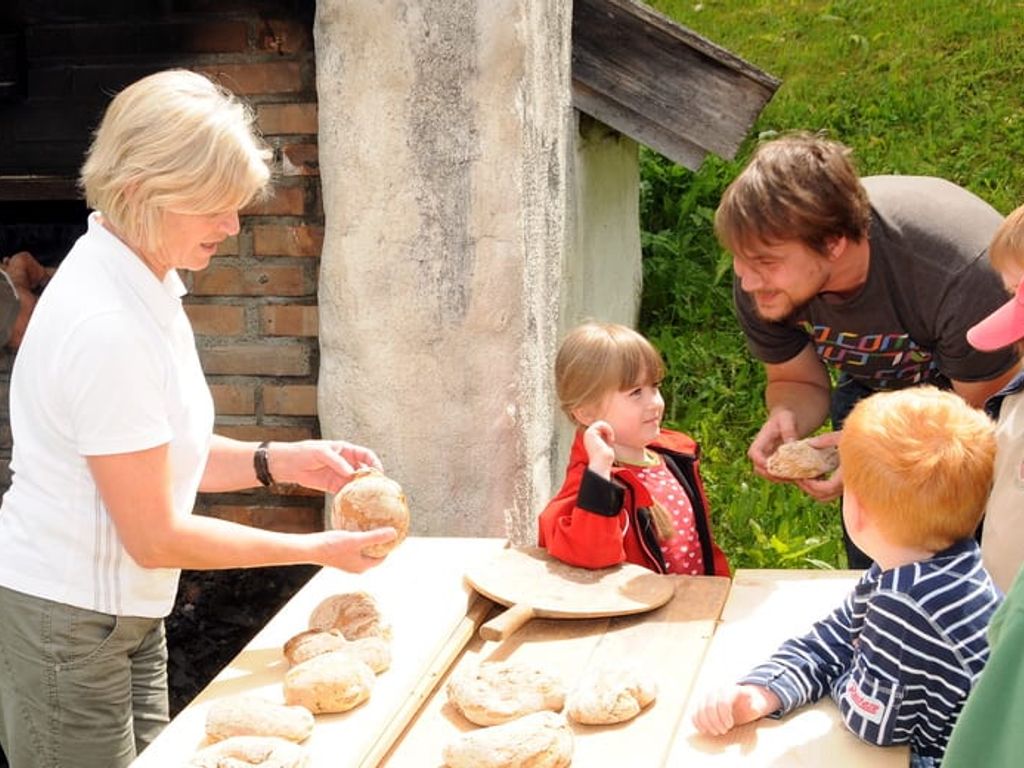 beim Brotbacken