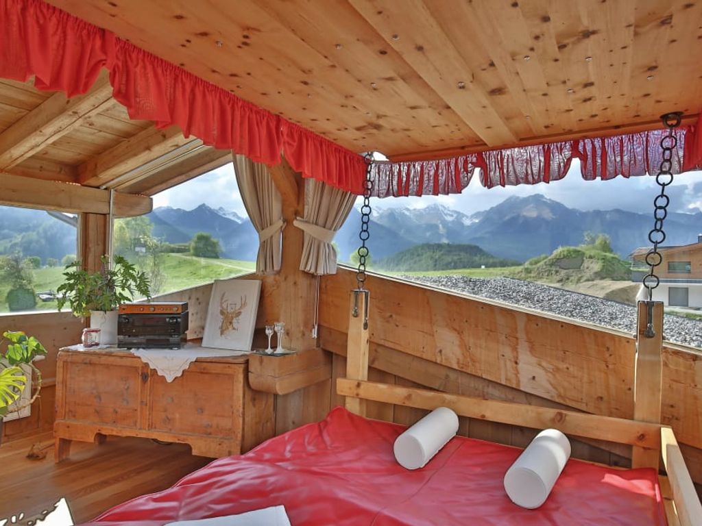 Wasserbett des Bauernhofs mit Blick auf die Bergwelt.