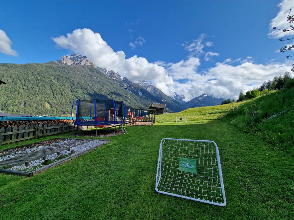 Spielplatz mit Barfußgarten