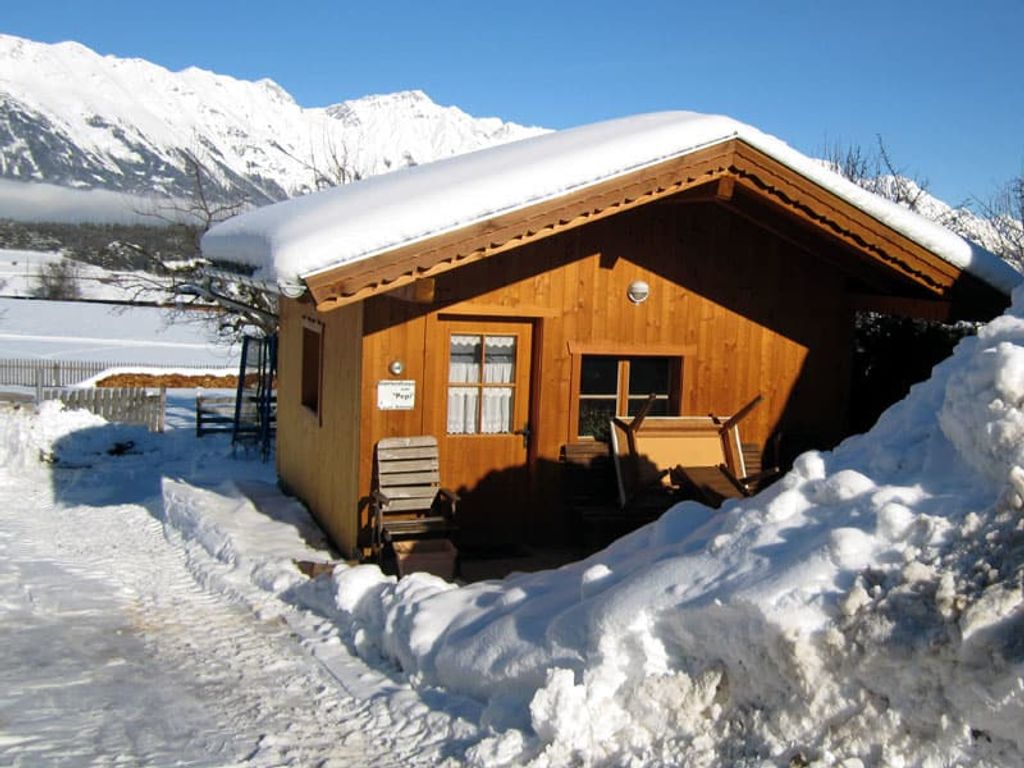 Unser Gartenhaus im Winter mit Blick auf die Nordkette