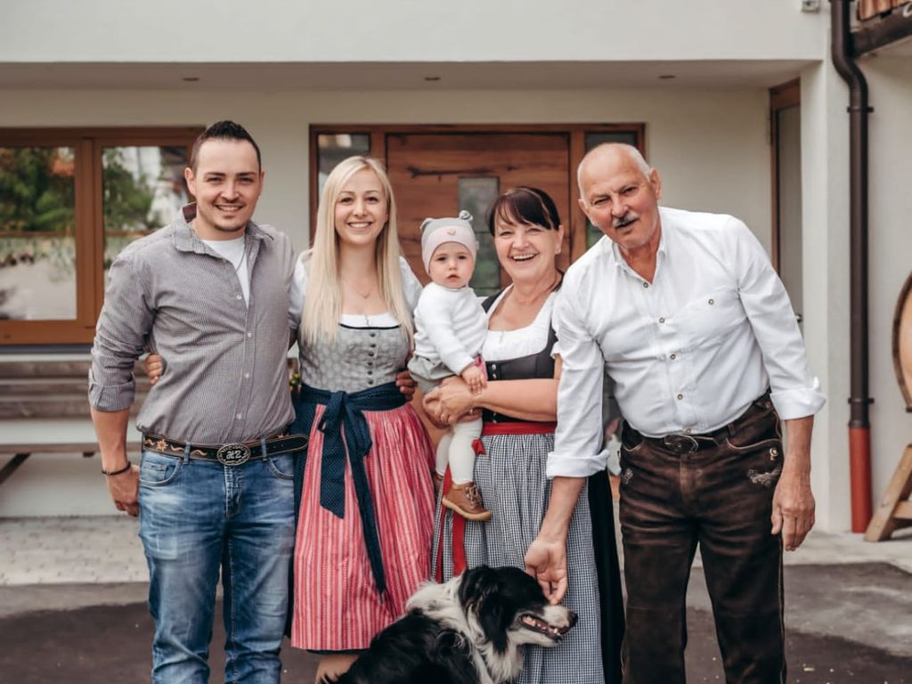 Die Gastgeberfamilie des Bauernhofs mit ihren Hunden.