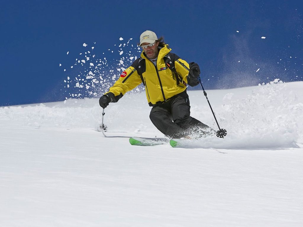 purer Schispass, ein Mann wedelt der frisch präpaierten Piste entlang