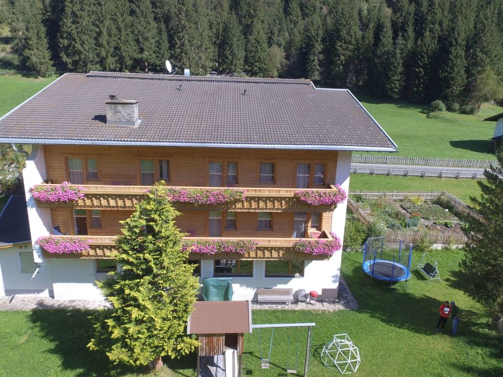 Liegewiese mit Spielplatz
