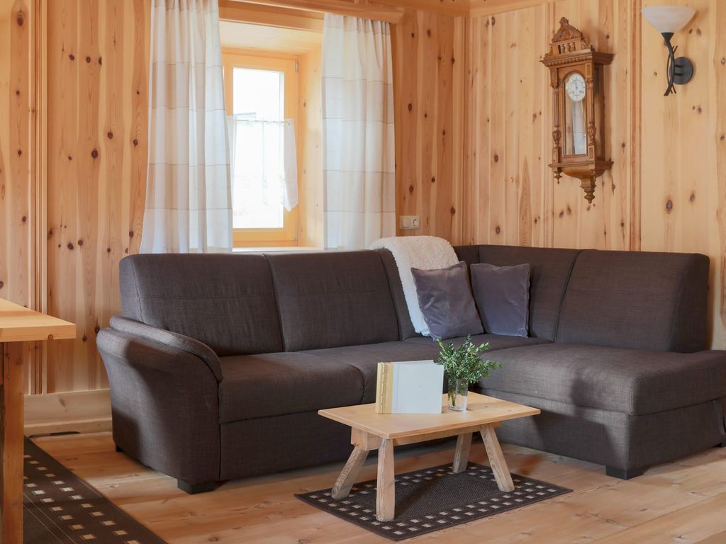 Die ausziehbare Couch lädt zum Relaxen ein.