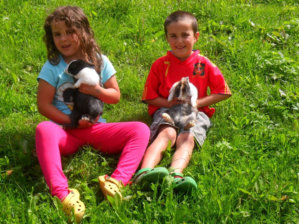 Unsere Kinder mit den Zwerghasen.