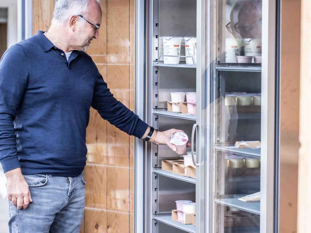 Bei uns können Sie frische Hofprodukte direkt aus dem Kühlregal entnehmen.