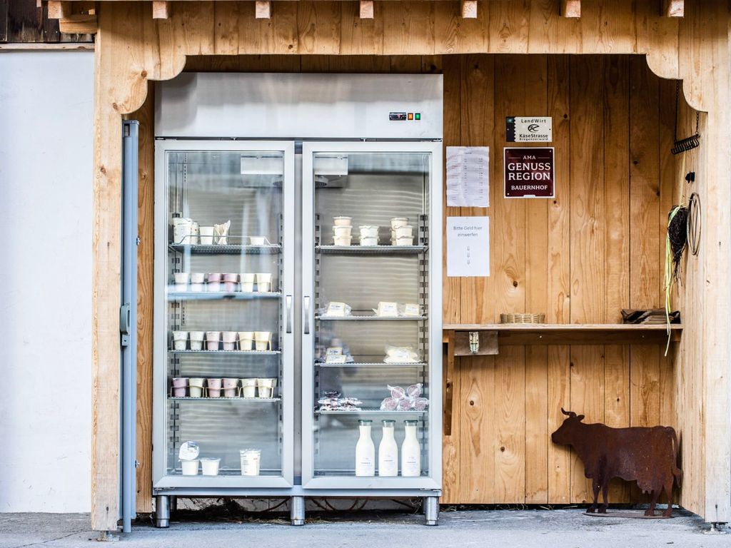 Bei uns können Sie frische Hofprodukte direkt aus dem Kühlregal entnehmen.