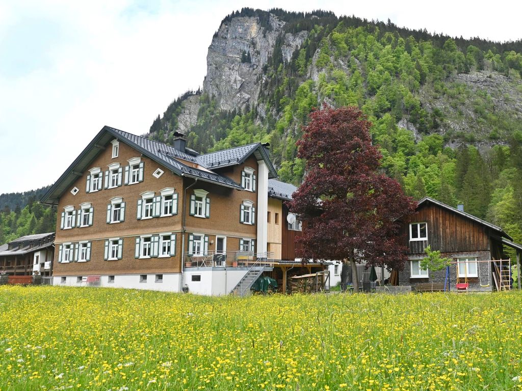Wiese mit unserem Bauernhaus im Hintergrund