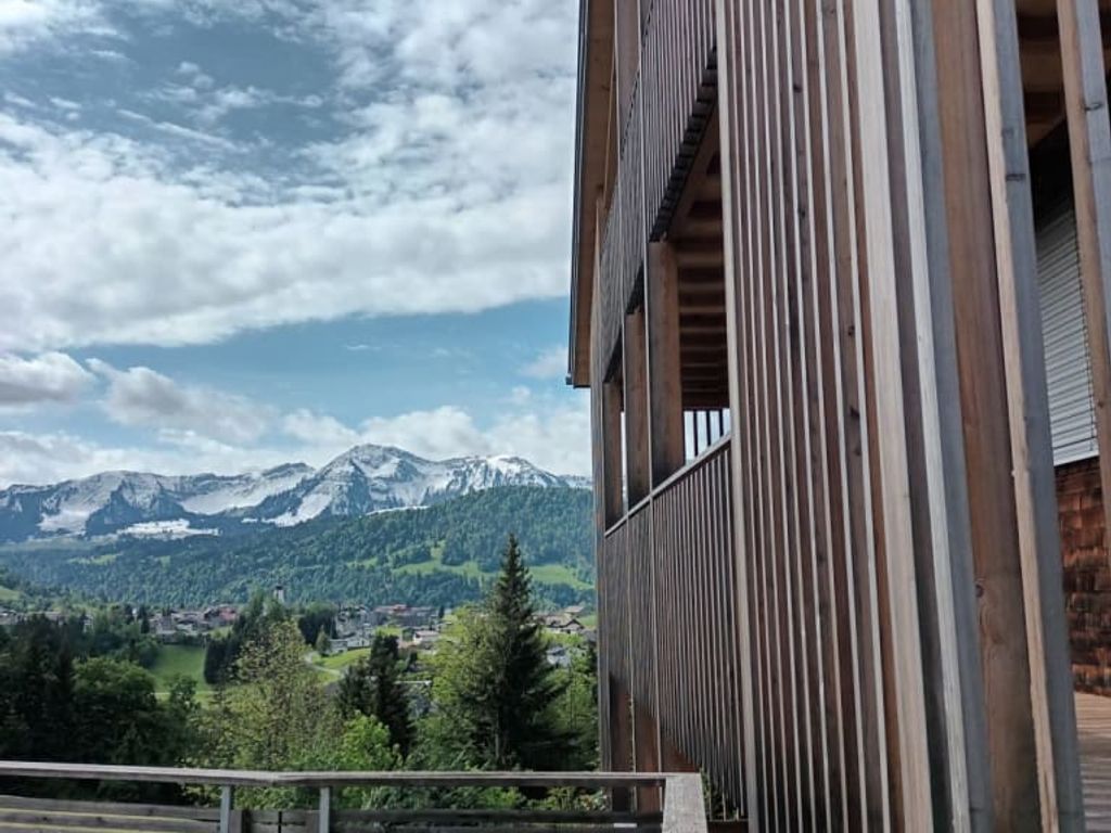 Balkon des Bauernhofs mit Blick auf die schneebedeckten Berge.