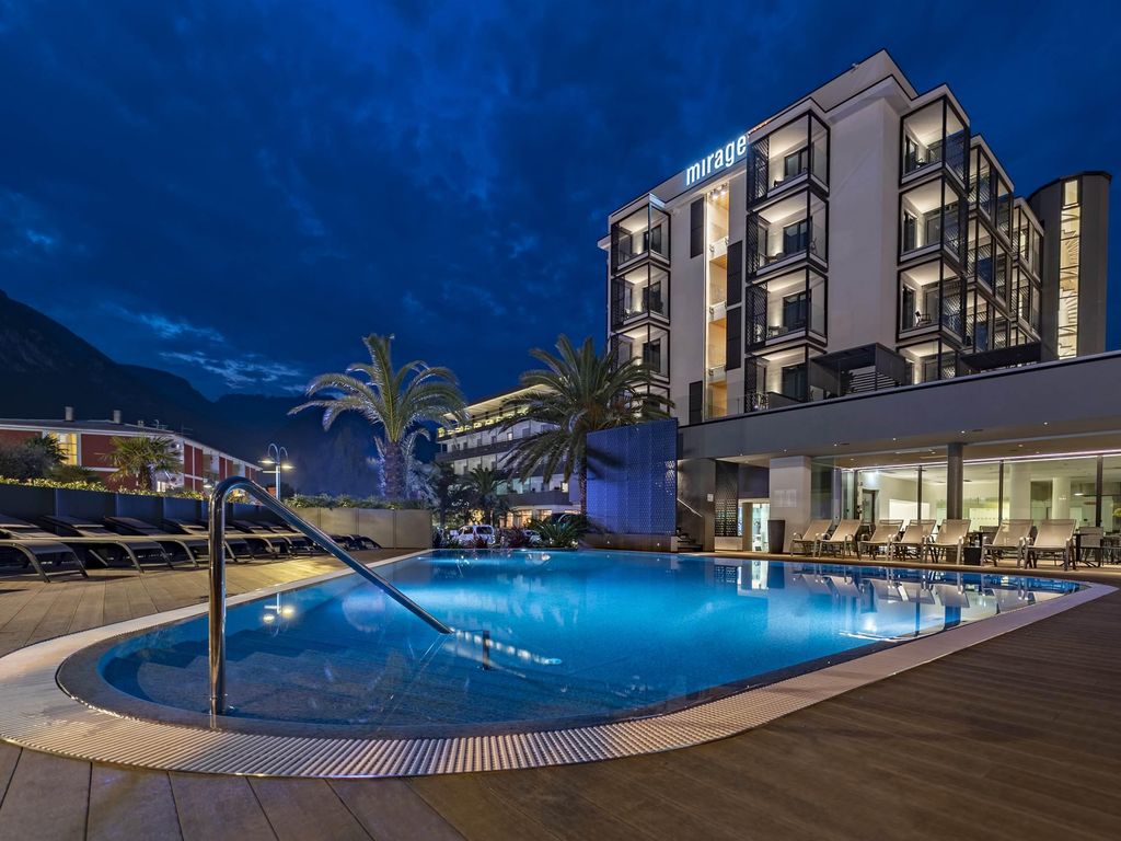 LAKEFRONT HOTEL MIRAGE