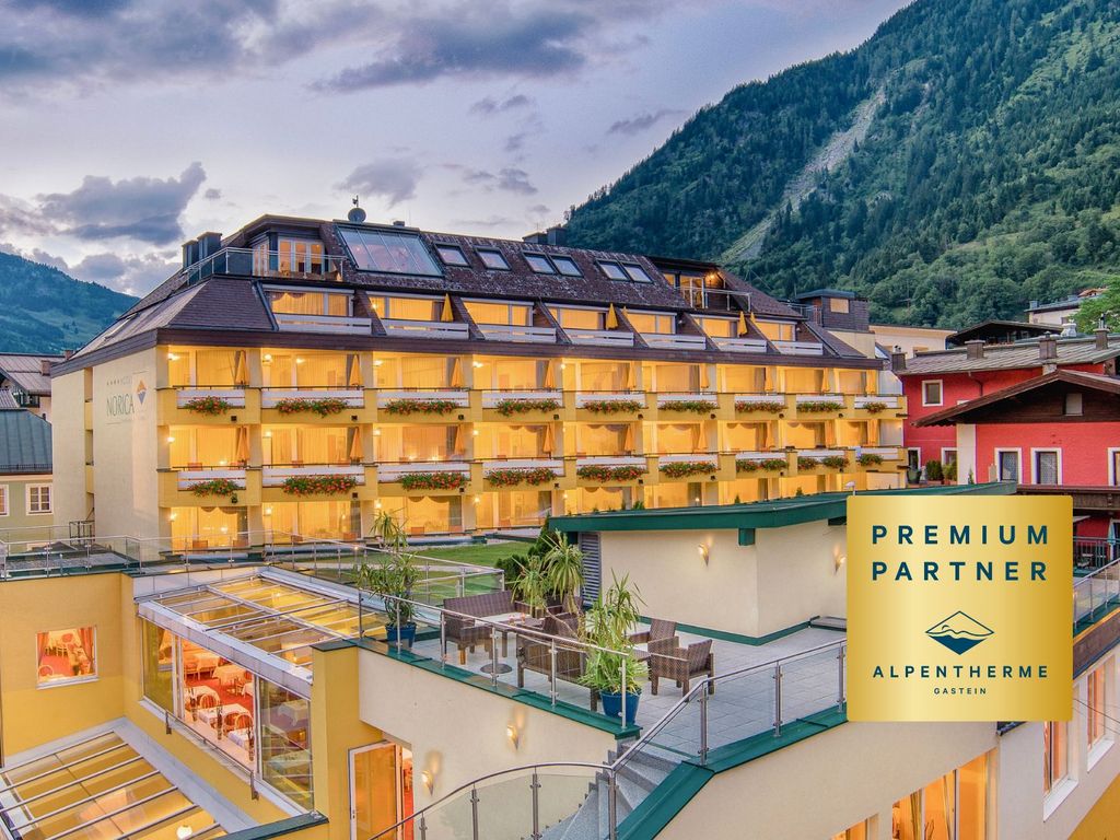 Hotel  Norica mit Bademantel direkt in die Therme