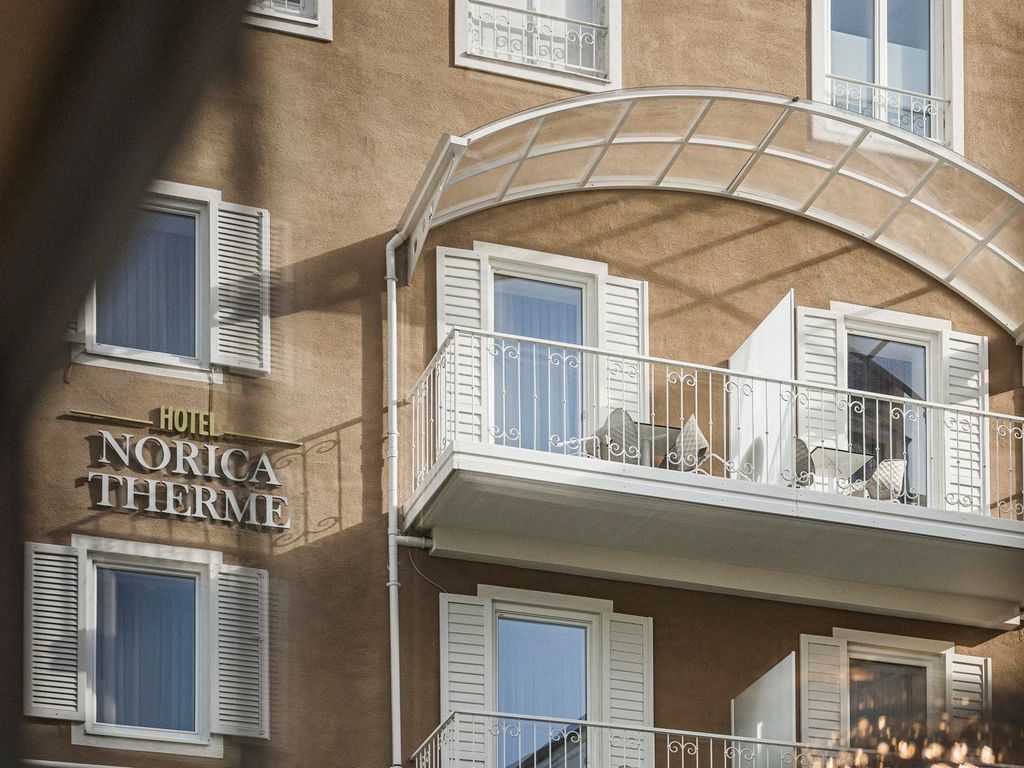 Hotel  Norica mit Bademantel direkt in die Therme